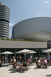 BMW Museum mit Cafe Bar M1 (Foto: MartiN Schmitz)